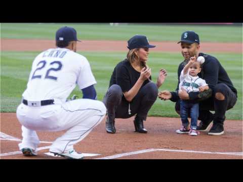 VIDEO : John Legend And Chrissy Teigen's Daughter Throws First Pitch