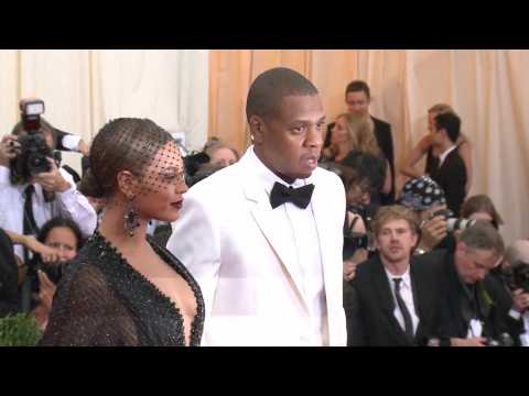 VIDEO : Beyonce reportedly heads to hospital to welcome twins