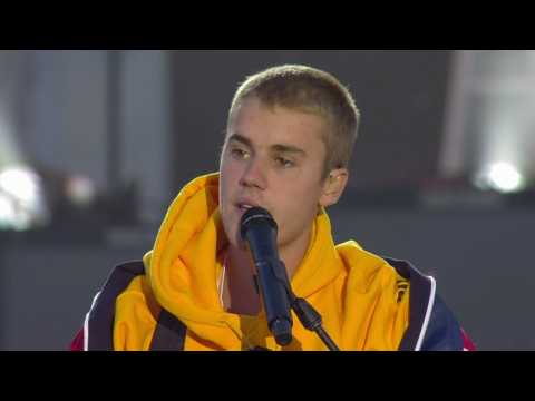 VIDEO : Justin Bieber Dodges Hurled Water Bottle In Concert