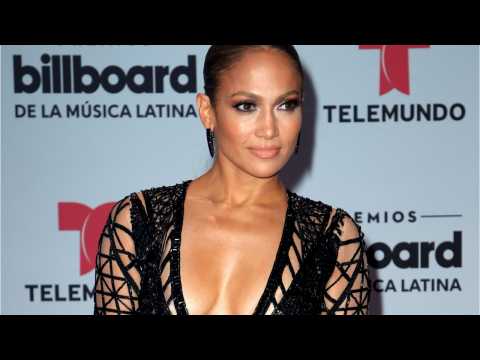 VIDEO : Jennifer Lopez Sports See-Through Dress At Award Show