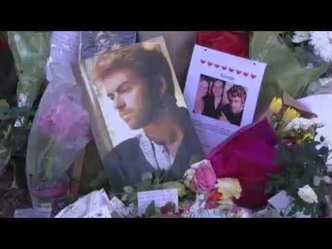 VIDEO : George Michael Fans Bid Farewell At Public Memorial