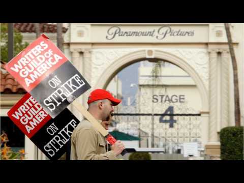 VIDEO : Hollywood writers talks resume as strike deadline looms