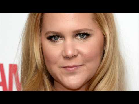 VIDEO : Amy Schumer Told To Stay Classy