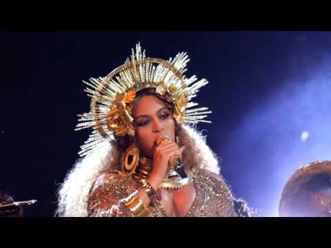 VIDEO : Beyonc Poses With Family at Wearable Art Gala