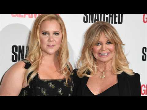 VIDEO : Amy Schumer Was Desperate For Goldie Hawn To Play Her Mom