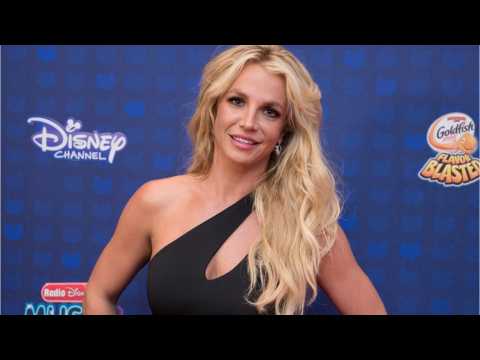 VIDEO : Britney Spears Stuns In Red Hot Mini-Dress