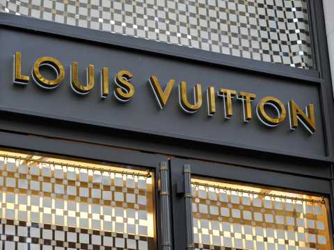 VIDEO : Public Buzz : Il filme en direct le braquage d'une boutique Louis Vuitton et diffuse la vid