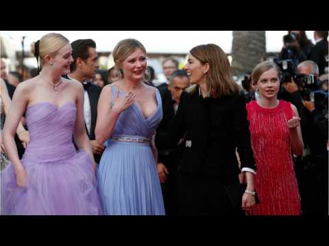 VIDEO : Kirsten Dunst Cries At Cannes Film Festival Premiere
