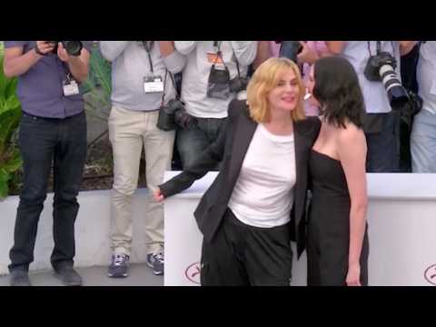 VIDEO :  Cannes, Eva Green et Emmanuelle Seigner ne se sont pas contentes d'tre prises en photo