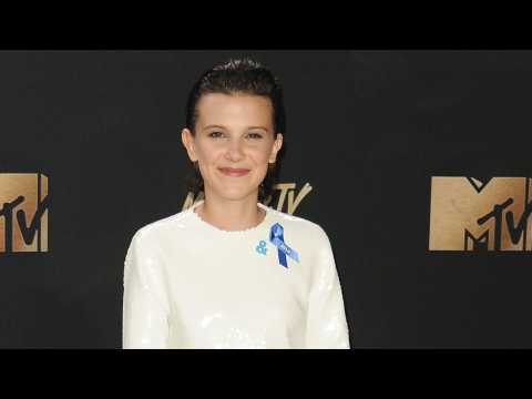 VIDEO : Millie Bobby Brown Sings For Fans