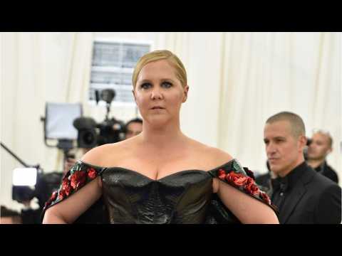 VIDEO : Amy Schumer Visits The Judge Judy Set