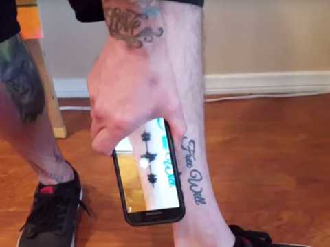 VIDEO : Public Buzz : Ce jeune entrepreneur cre le tatouage sonore