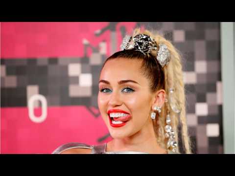 VIDEO : Miley Cyrus Announces ?Malibu? Music Video