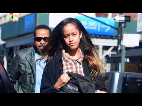 VIDEO : Malia Obama Can't Avoid New York Media Scene