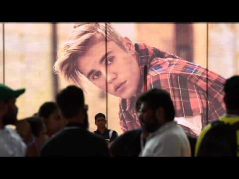 VIDEO : Justin Bieber Angers Fans at Concert in India