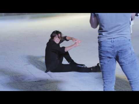 VIDEO : Harry Styles plunges to the floor after failed stage dive