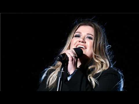 VIDEO : Kelly Clarkson Joins The Voice Season 14
