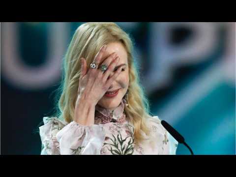 VIDEO : Nicole Kidman Proves She Can Clap Normally on The Ellen DeGeneres Show