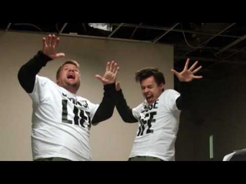 VIDEO : Harry Styles and James Corden Trade Clothes, Reenact Rom-Coms on 