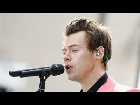 VIDEO : Harry Styles Tops UK Chart