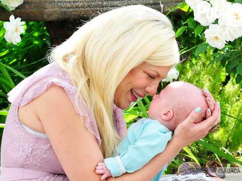 VIDEO : Vido : Tori Spelling : Dcouvrez son shooting so cute avec son fils de 2 mois !