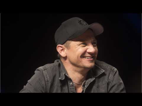 VIDEO : Jeremy Renner Bugs Out!