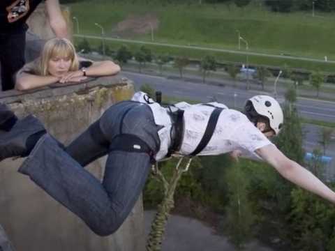 VIDEO : Public Buzz : Elle ralise un saut  plus de 15 mtres et passe tout prs de la catastrophe