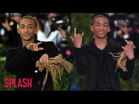 VIDEO : Jaden Smith Held His Hair on the Red Carpet