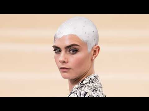 VIDEO : Cara Delevingne Paints Herself Silver