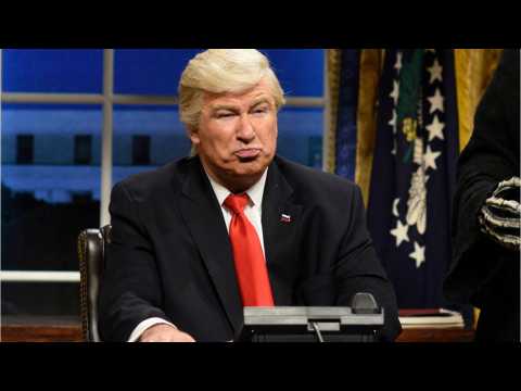 VIDEO : Alec Baldwin Reveals Trump Was Invited to His 'SNL' Performance