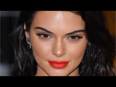 VIDEO : Kendall Jenner?s Vogue Cover Sparks Controversy