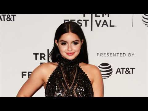 VIDEO : Ariel Winter Goes Bold For Casual Red Carpet With 'Modern Family' Cast