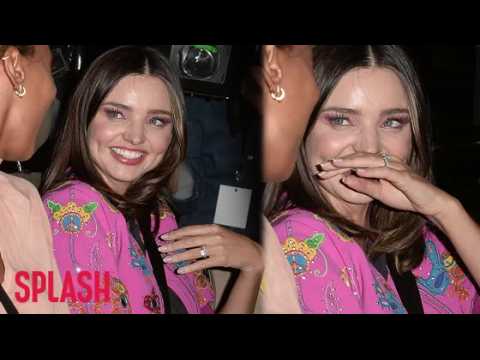 VIDEO : Miranda Kerr Flashes Her Huge Wedding Ring for Everyone to See