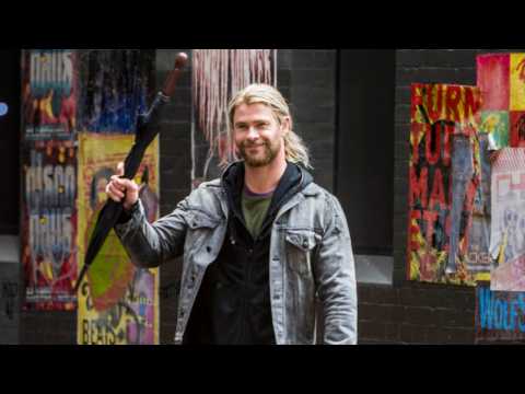 VIDEO : Chris Hemsworth Rocks Epic Thor: Ragnarok Shirt With Director