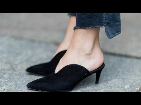 VIDEO : New Mother Denim Insider Crop Step Fray Jeans Are A Must Have