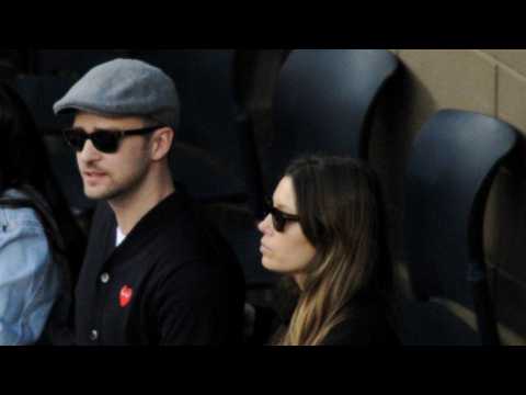 VIDEO : Justin Timberlake And Jessica Biel Kiss And Flirt At The U.S. Open