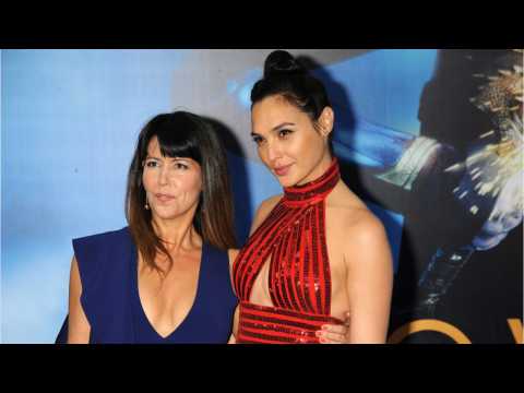 VIDEO : 'Wonder Woman' Director Patty Jenkins Clears Up Scene Controversy