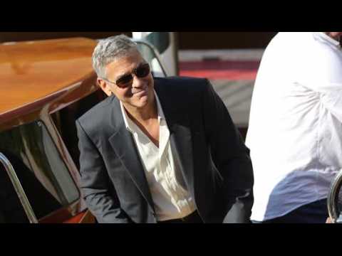 VIDEO : George Clooney Arrives at Venice Film Festival in Style