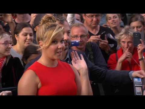 VIDEO : Amy Schumer tips student 500 dollars