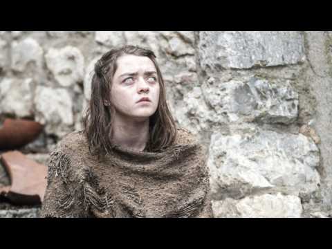 VIDEO : Maisie Williams Shows Off Crazy Knife Skills