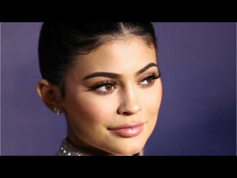 VIDEO : Kylie Jenner Pregnant With Baby Girl