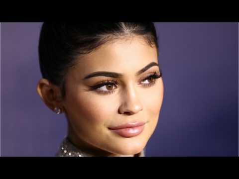 VIDEO : Is Kylie Jenner Kim Kardashian's Surrogate?