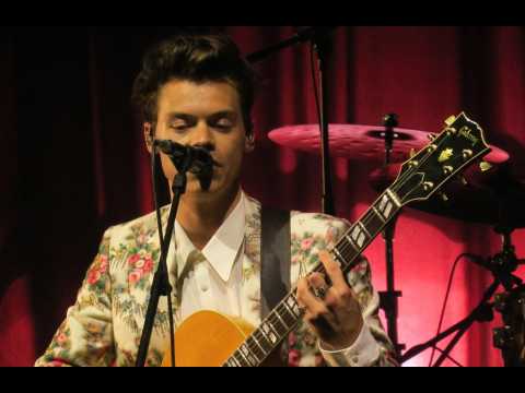 VIDEO : Harry Styles performs rock version of 1D songs