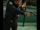 Un policier pointe son arme sur un homme en fauteuil roulant (vidéo)