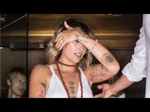 VIDEO : Paris Jackson Displays Armpit Hair At New York Fashion Week
