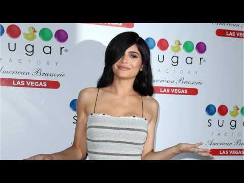 VIDEO : Kylie Jenner Is Donating Makeup Proceeds To Cancer Care