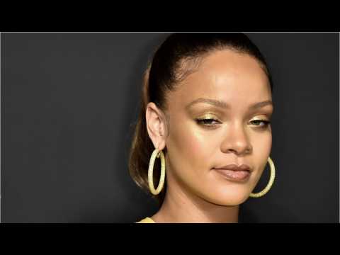 VIDEO : The Makaeup War Between Rihanna and Kylie Jenner Fans