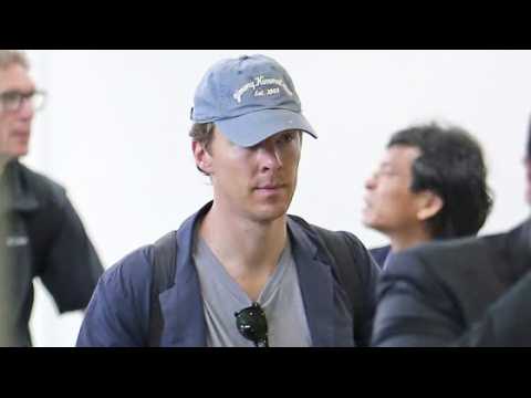 VIDEO : Stealthy Benedict Cumberbatch nearly goes unnoticed at JFK