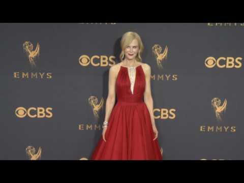 VIDEO : Nicole Kidman and Elisabeth Moss named top actresses at the Emmy Awards