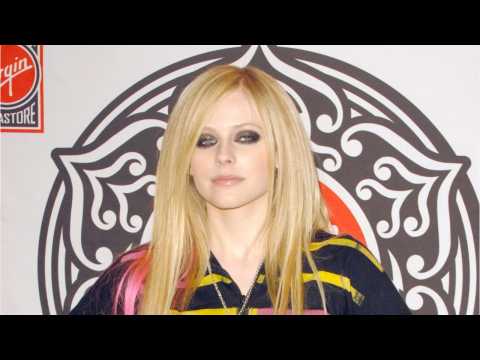 VIDEO : Why Is Avril Lavigne The Most Dangerous Celeb On The Internet?